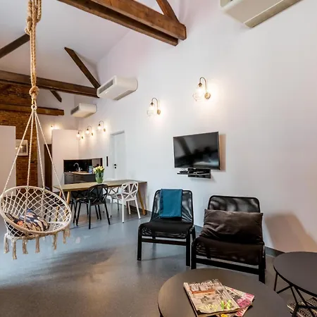 Livingroom 4A Loft Self Check-In 24H *